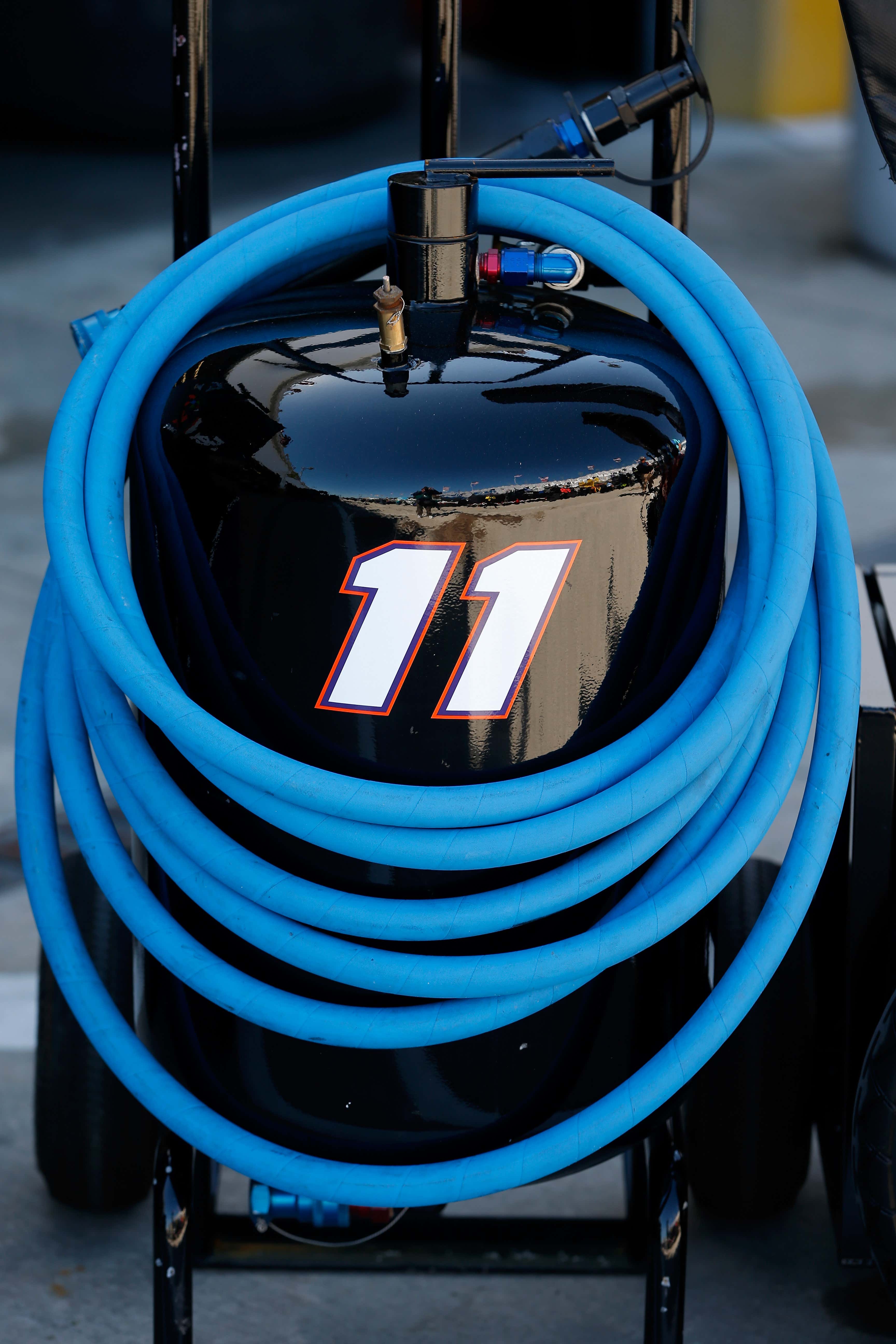 An air compressor with a blue pipe around it. 带有蓝色管子的空气压缩机。