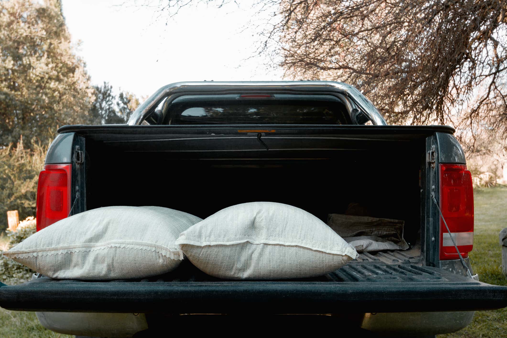 Back of pick up truck with open cab and sandbags 拿起卡车的背部采用开放式驾驶室和沙袋