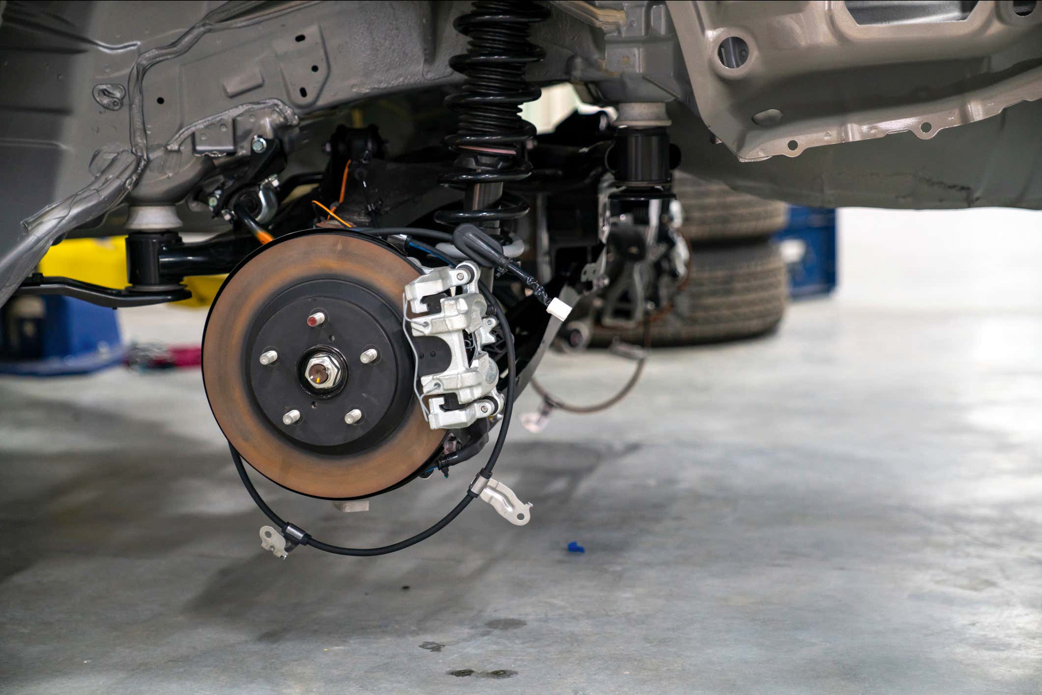 Close up of a brake disc in a car during maintenance. 维修期间汽车制动盘的特写镜头。