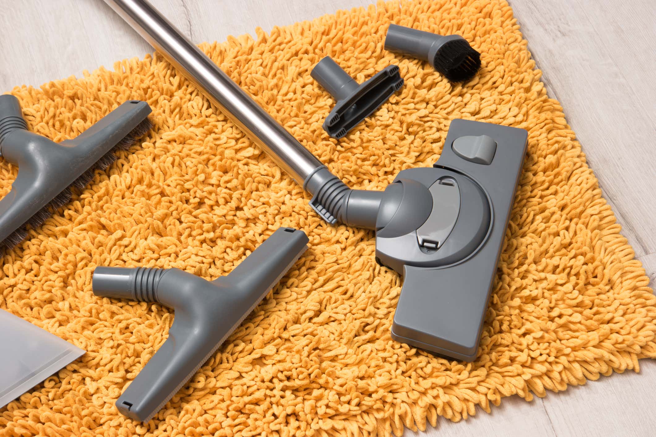 various vacuum parts presented on a yellow rug 黄色地毯上摆放着各种真空部件
