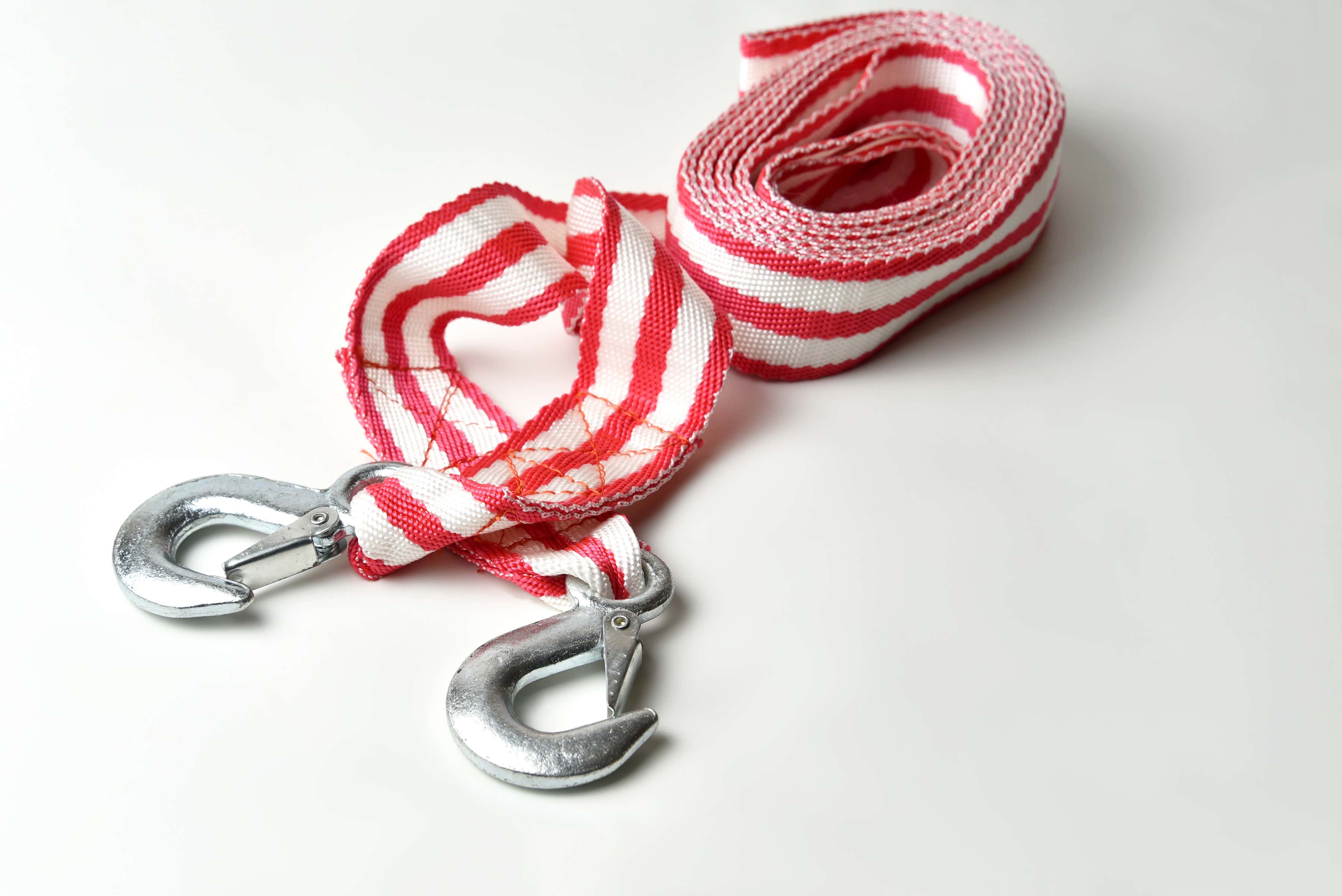 A simple tow strap with two hooks on the ends 一个简单的拖曳带,两端有两个钩子