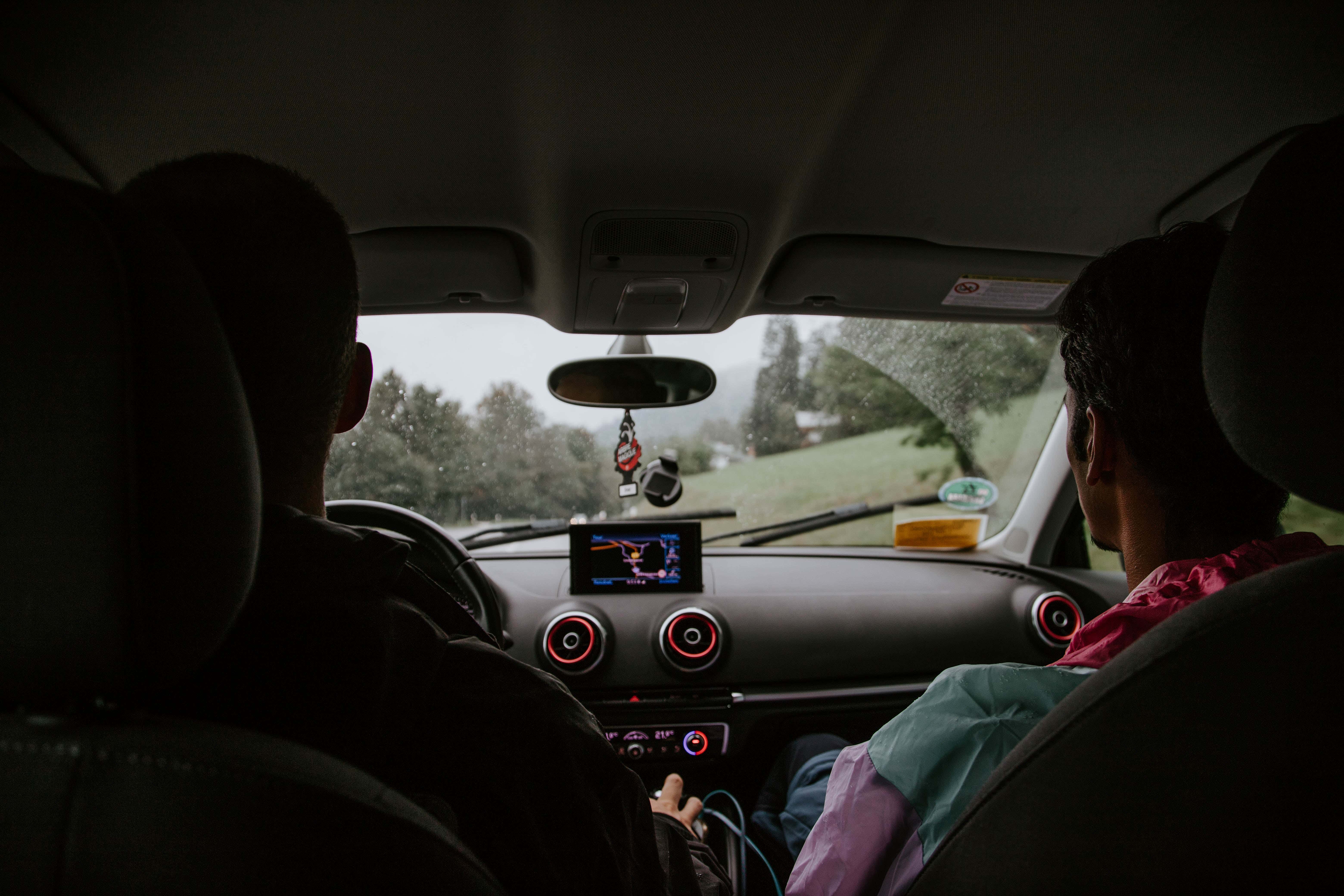 A built-in in-dash GPS. 内置的划线GPS。