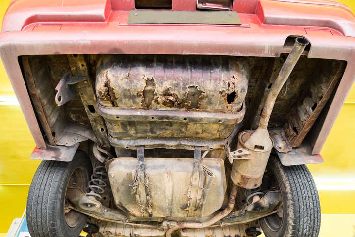An undercarriage damaged by rust. 因生锈而损坏的起落架
