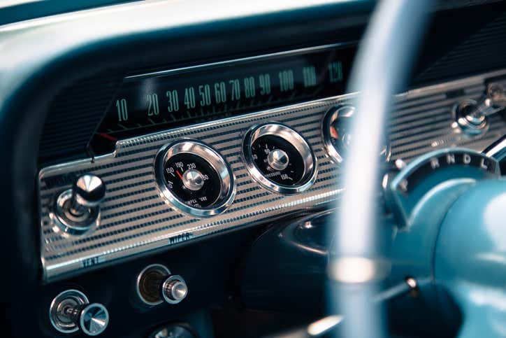 The dashboard of a classic car. 老爷车的仪表盘