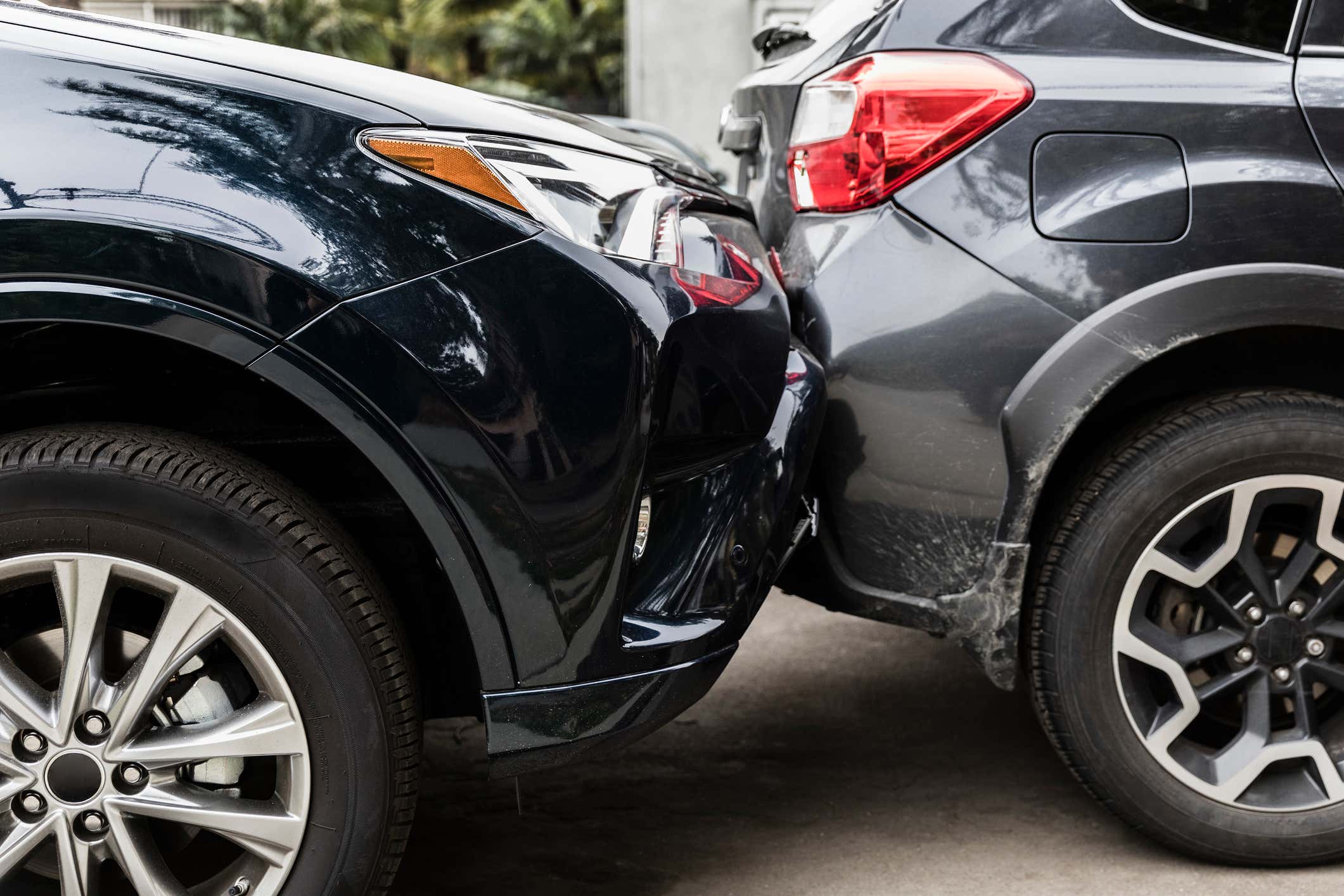 Two cars in a minor collision. 两辆汽车在轻微的碰撞中。