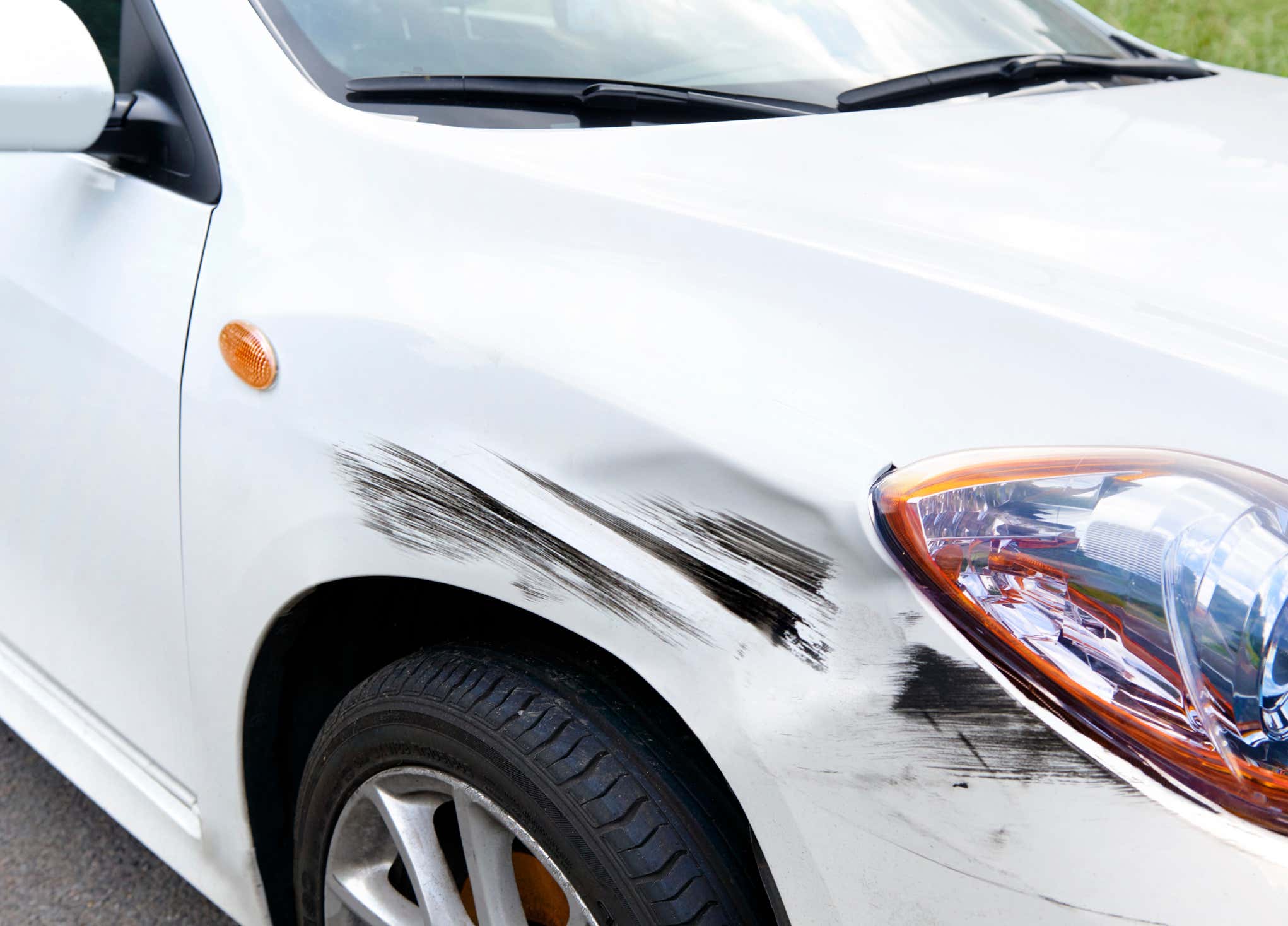 A scratched car. 擦伤的汽车。