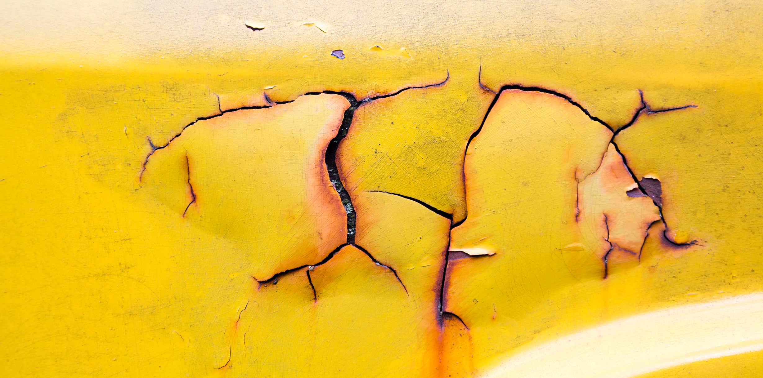 Scratches in automotive paint. 汽车涂料的划痕。
