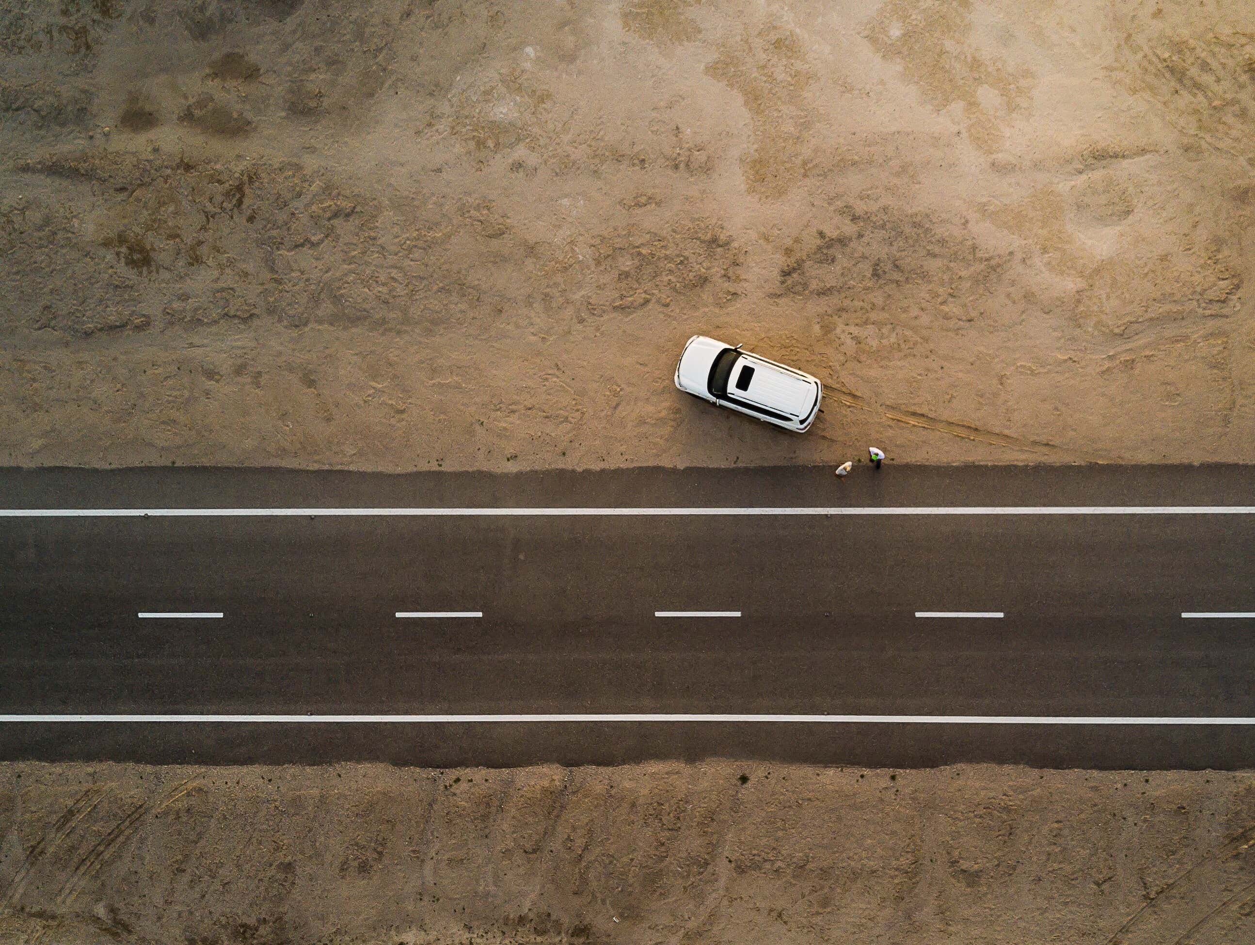 A car parked on the side of the road. 一辆车停在路边。