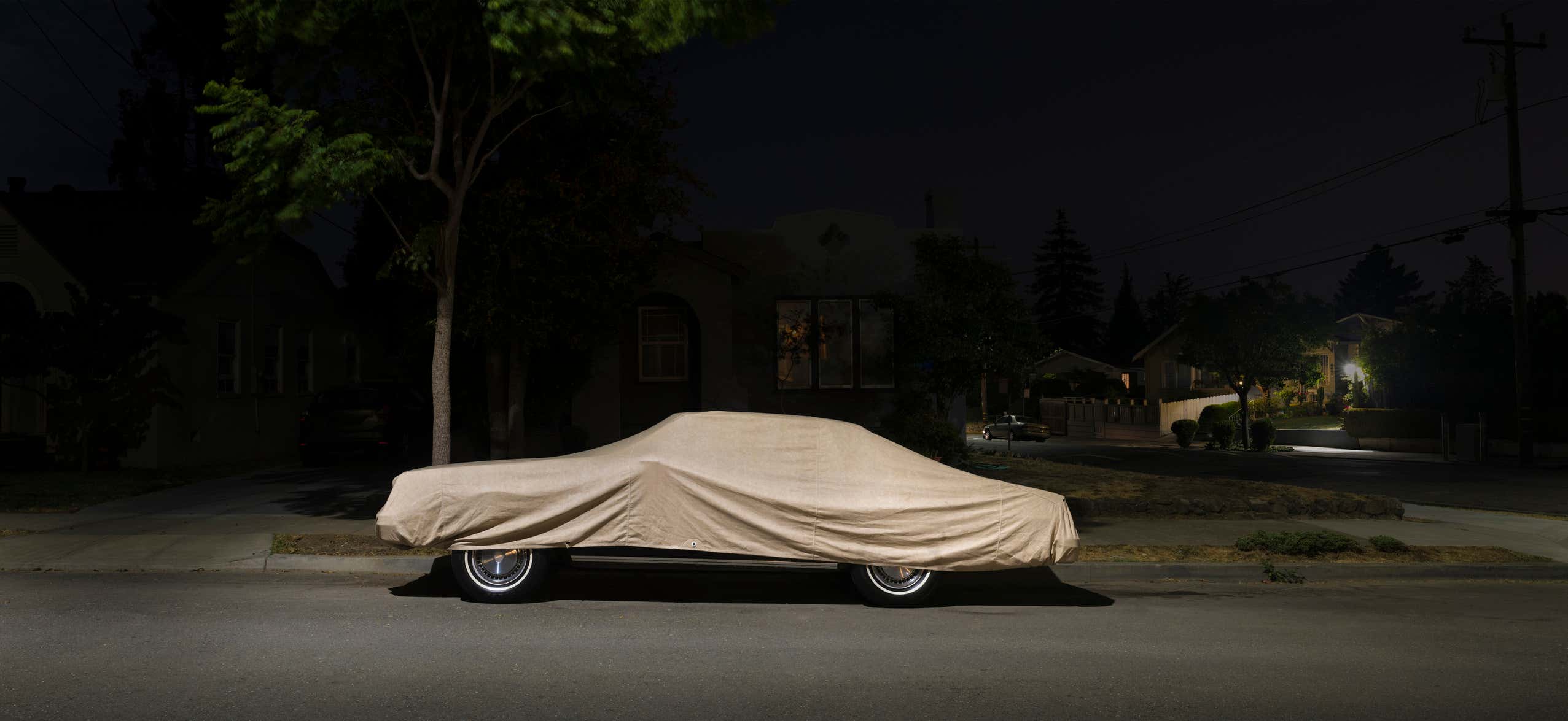 A covered car. 覆盖的车。