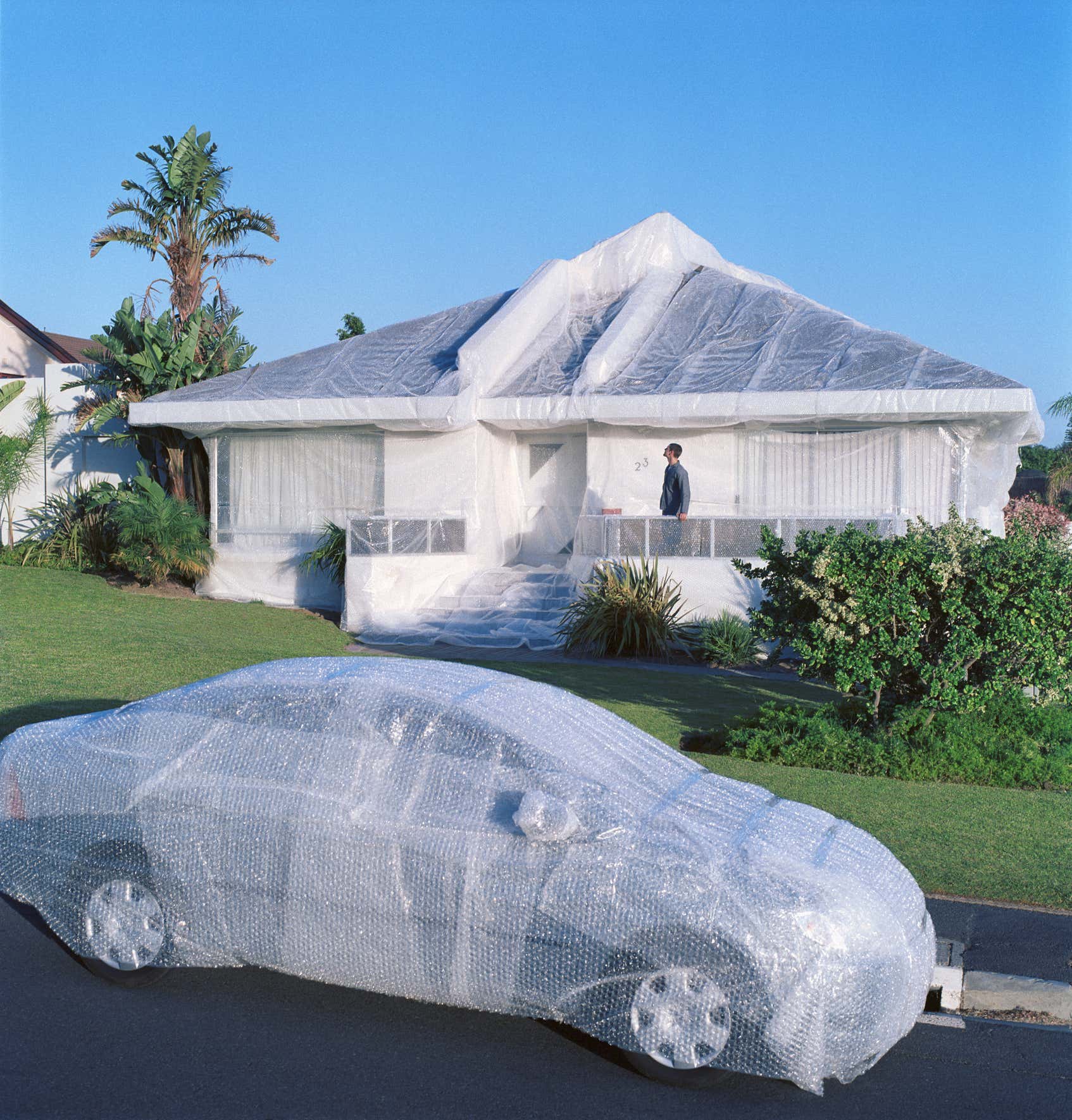 Bubble wrapped car and house. 泡泡包裹的汽车和房子。