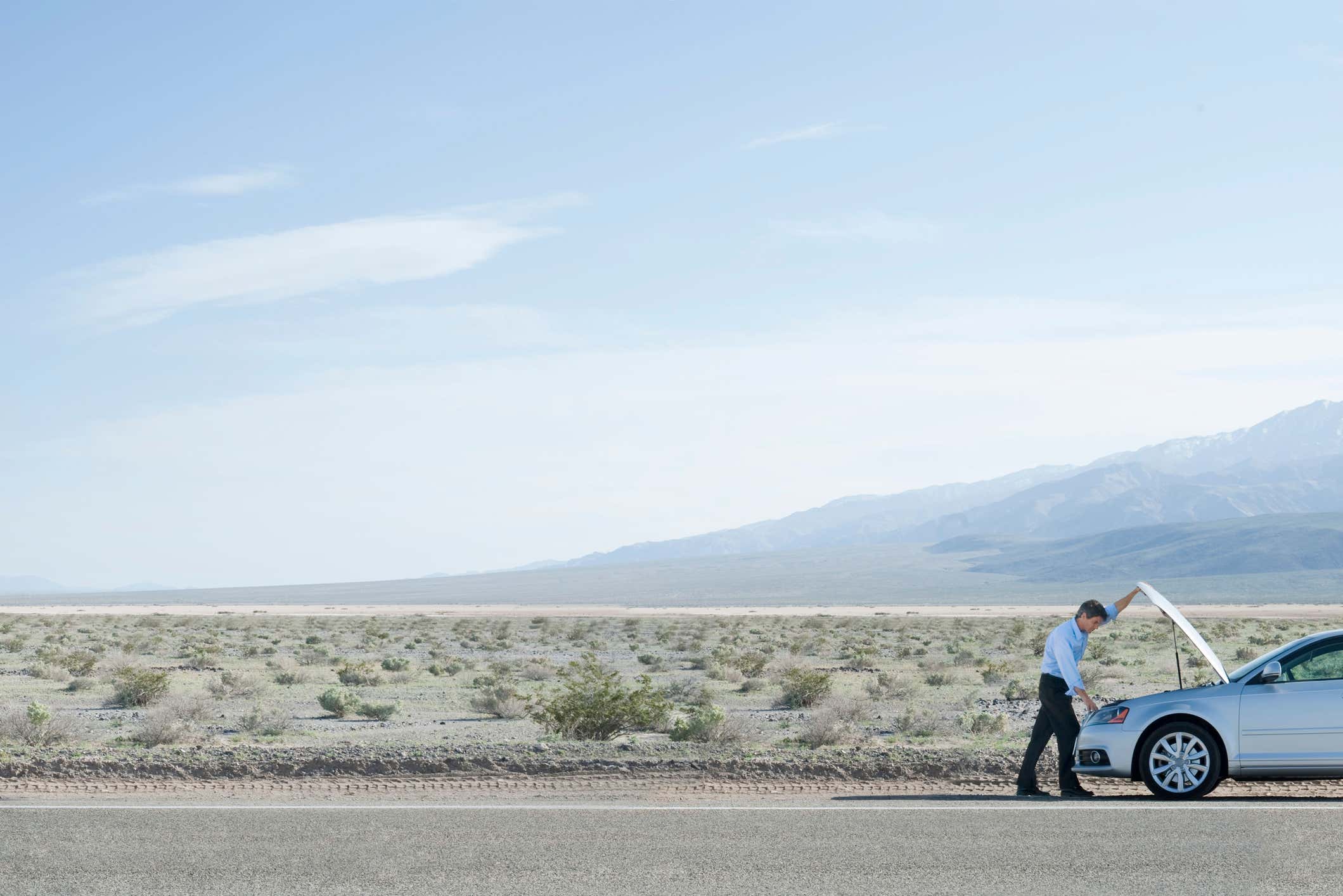A man in the desert with a vehicle. 一个男人在沙漠中与车辆。