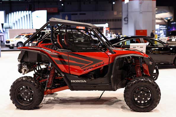 A Honda Talon 1000R on the showroom floor. 在陈列室地板上的本田爪1000r。