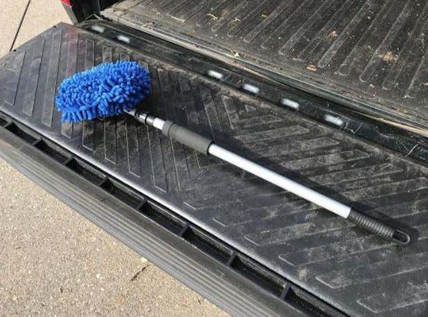 A retracted car wash mitt 缩回的洗车手套