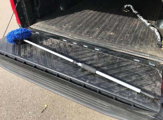 An extended car wash mop 加长的洗车拖把