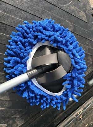 The backside of a car wash mitt 洗车手套的背面