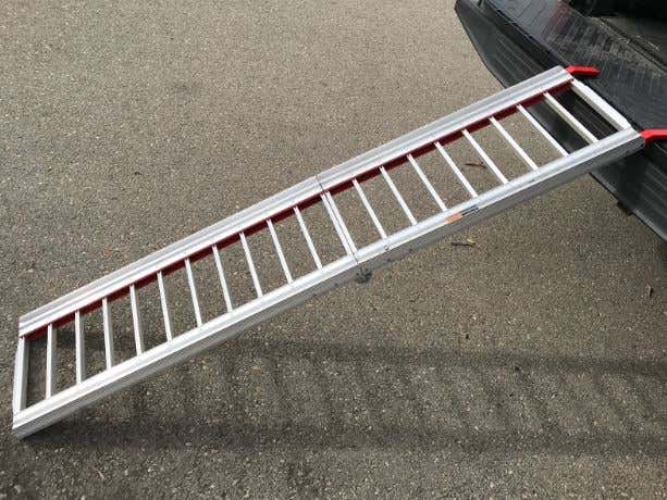 An ATV ramp positioned on a truck tailgate. 位于卡车后挡板上的全地形车坡道。