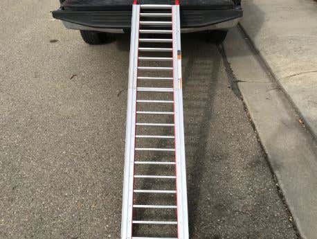 An ATV ramp positioned on a truck. 卡车上的全地形车坡道。