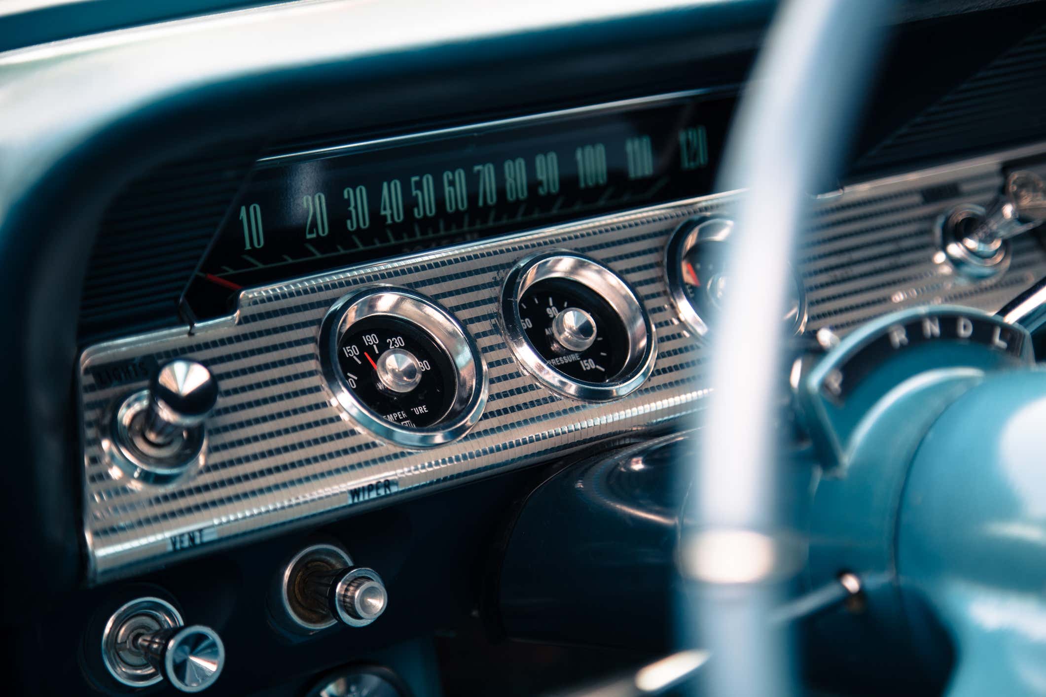 A car's dashboard 汽车的仪表板