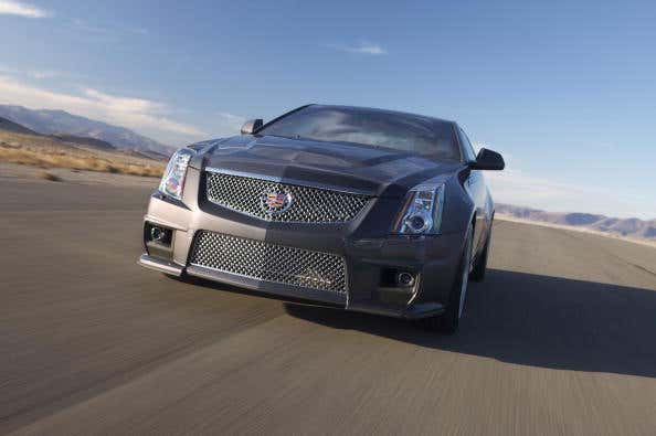 A Cadillac 2011 CTS-V Coupe on the highway 一辆凯迪拉克2011 CTS-V Coupe在高速公路上