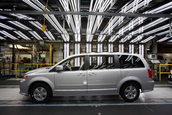 A Chrysler Minivan on the assembly line in Ontario, Canada 一辆克莱斯勒小型货车在加拿大安大略省的装配线上
