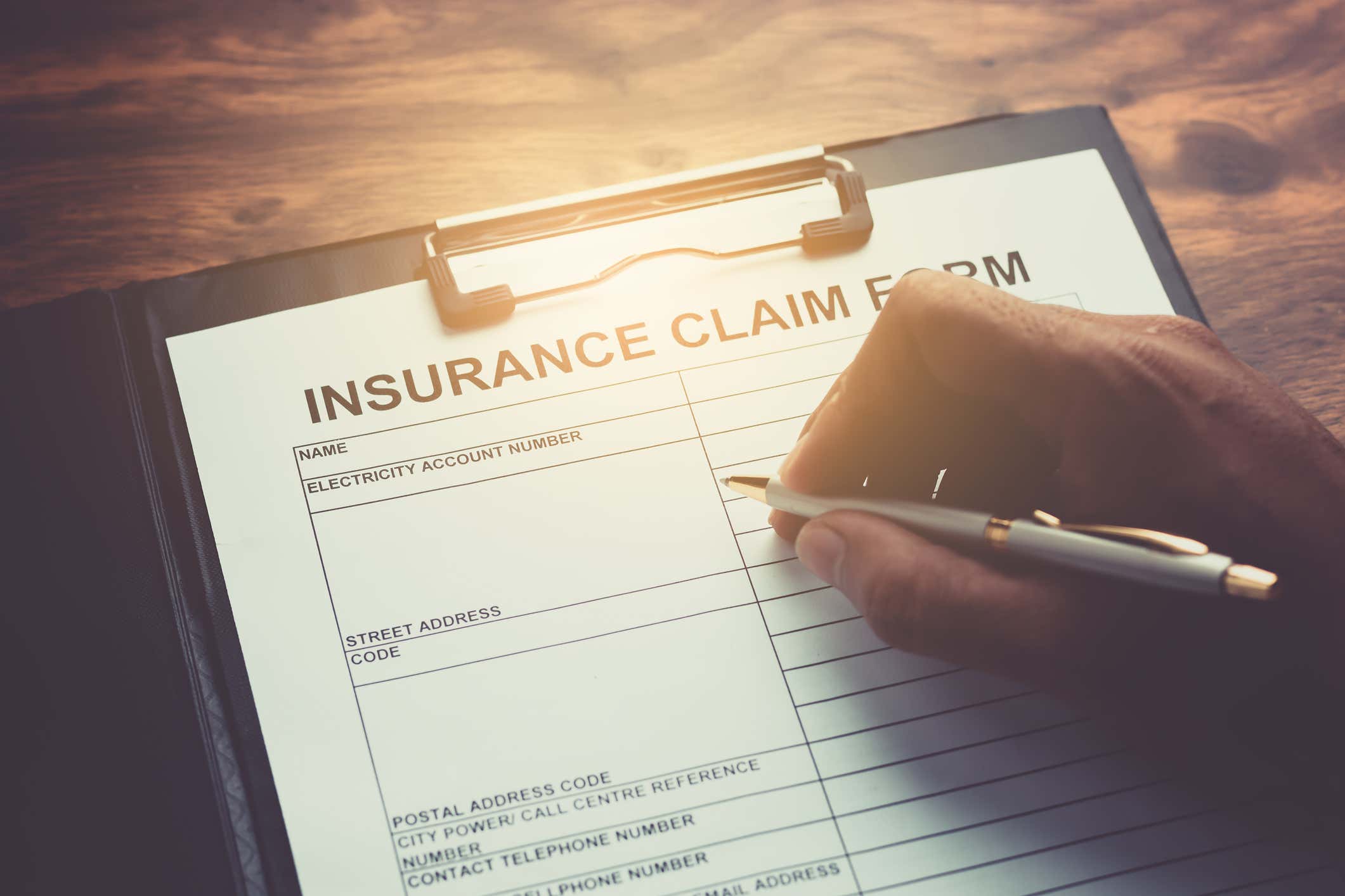 An insurance claims form. 保险索赔单。