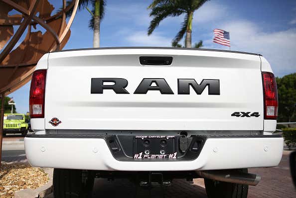 The back of a white Ram truck on a sales lot in Miami, Florida 佛罗里达州迈阿密市一个销售场地上的一辆白公羊卡车的后部