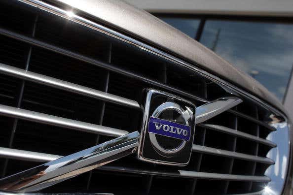 A close-up view of a Volvo automobile sitting on the new car sales lot in Miami, Florida 一辆沃尔沃汽车的特写镜头看法坐新的汽车销售地段在迈阿密,佛罗里达