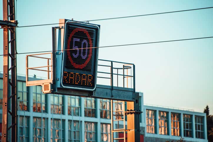 A large radar speed detector 一个大的雷达速度探测器