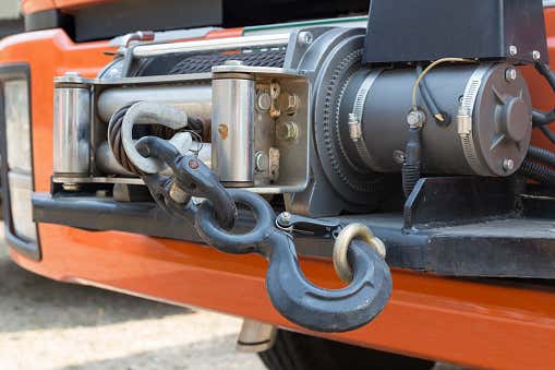 A winch attached to the front of a vehicle 一个绞盘连接到车前