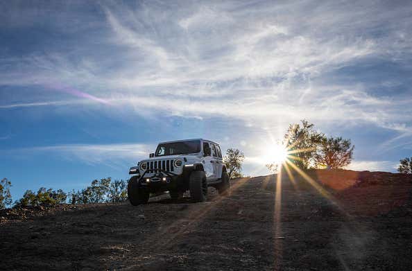 A family off-roading in a Jeep Wrangler outside of Scottsdale, Arizona 在亚利桑那州斯科茨代尔以外的吉普牧羊人越野的家庭越野