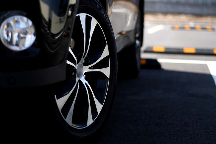 The wheel of a parked vehicle 车轮停着的车辆的轮子