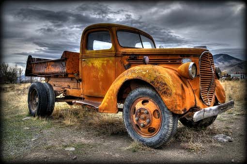 An old, rusted Ford truck 一辆老,生锈的福特卡车