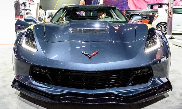 A silver Chevrolet Corvette at the New York International Auto Show 纽约国际车展上的银色雪佛兰克尔维特