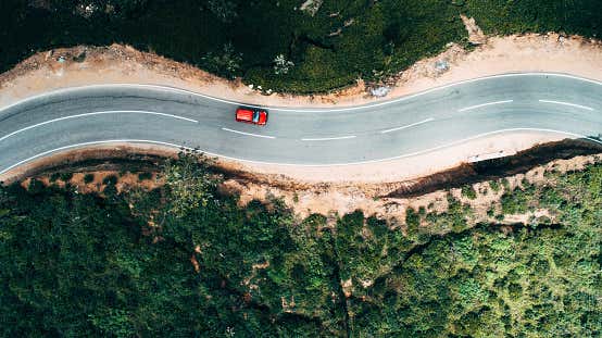 A car driving on a winding road 在蜿蜒道路上行驶的汽车