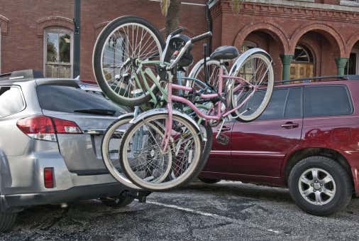 A car with a hitch bike rack and bikes attached 一种装有临时自行车架和自行车的汽车