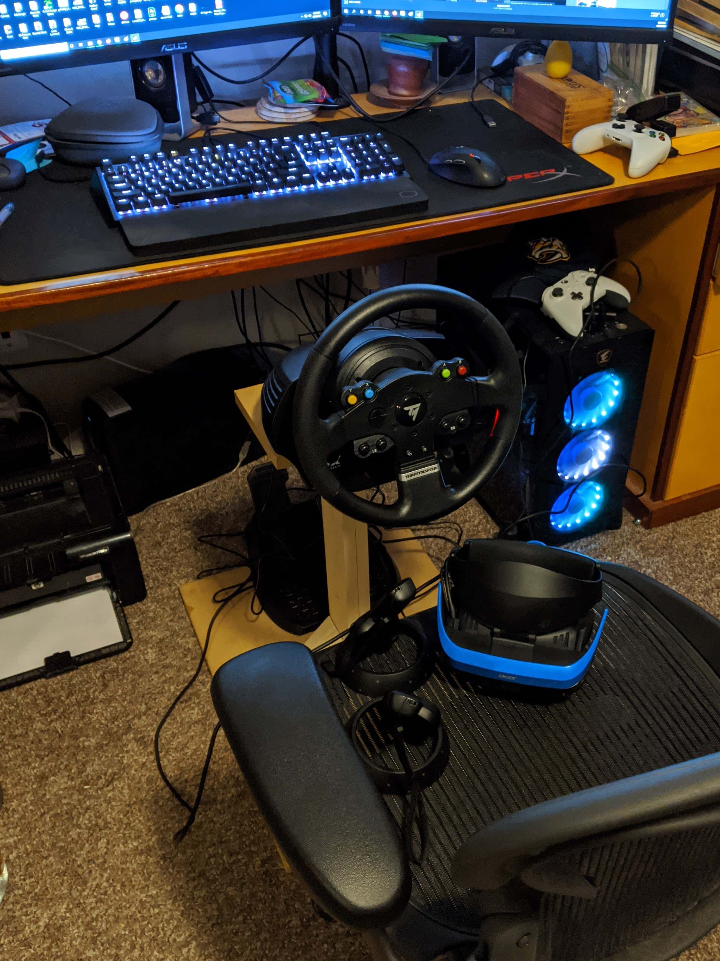 Race gaming rig with wheel and pedals 带有轮子和踏板的赛车游戏装备