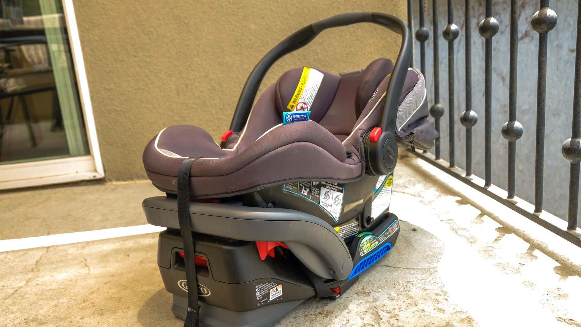 A car seat. 一辆车的座位。