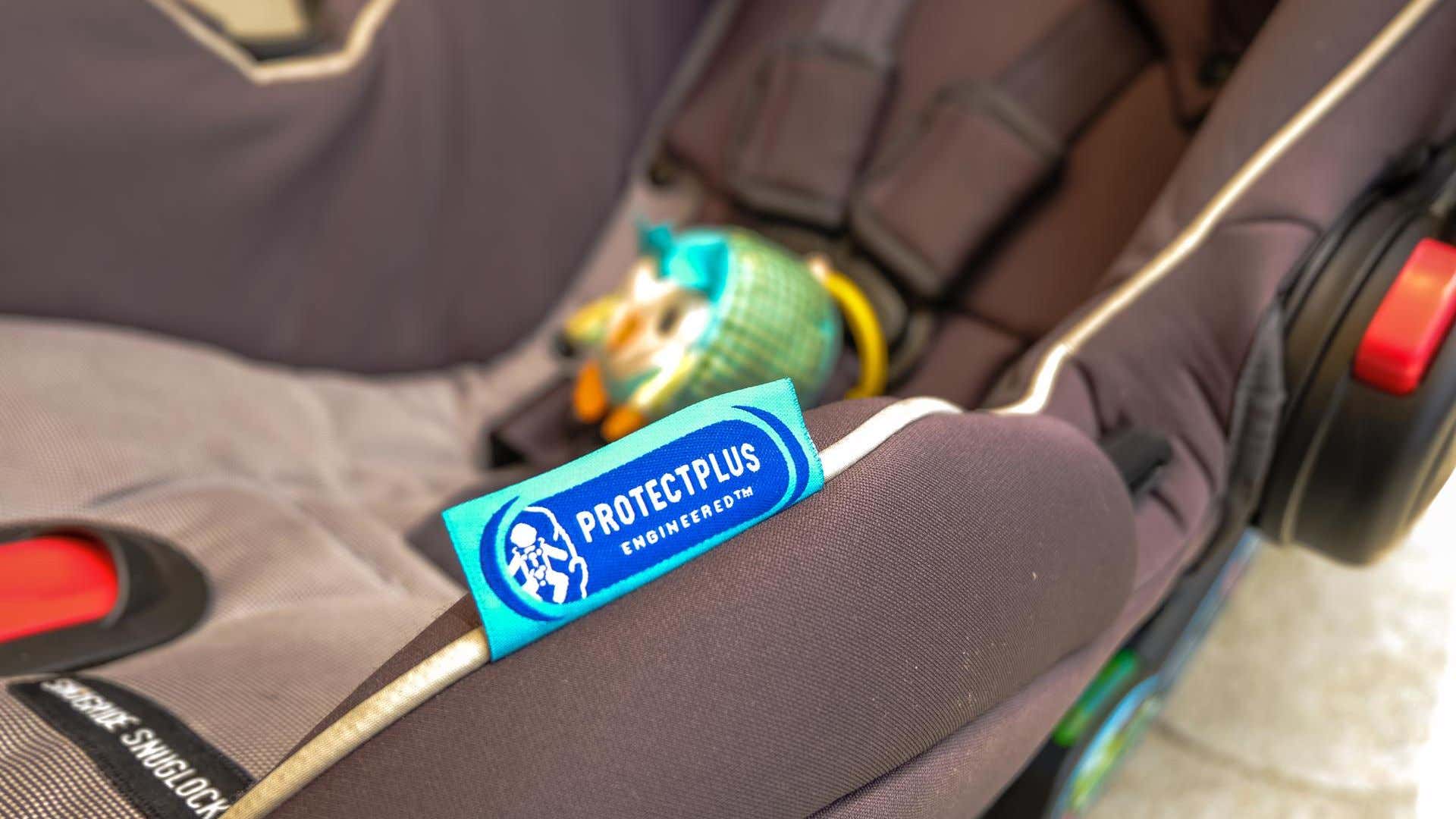 A car seat's safety label. 汽车座椅的安全标签。