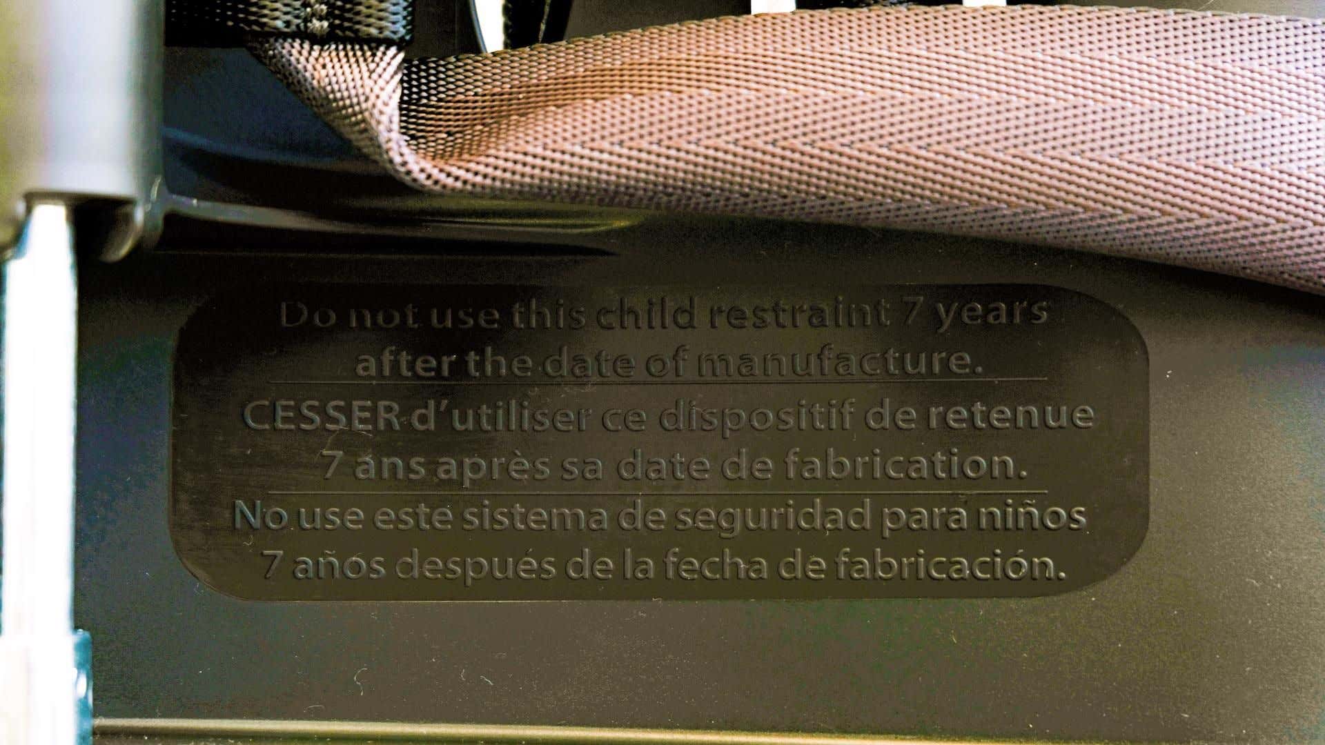 A car seat's expiration date location. 一个汽车座椅过期日期的位置。