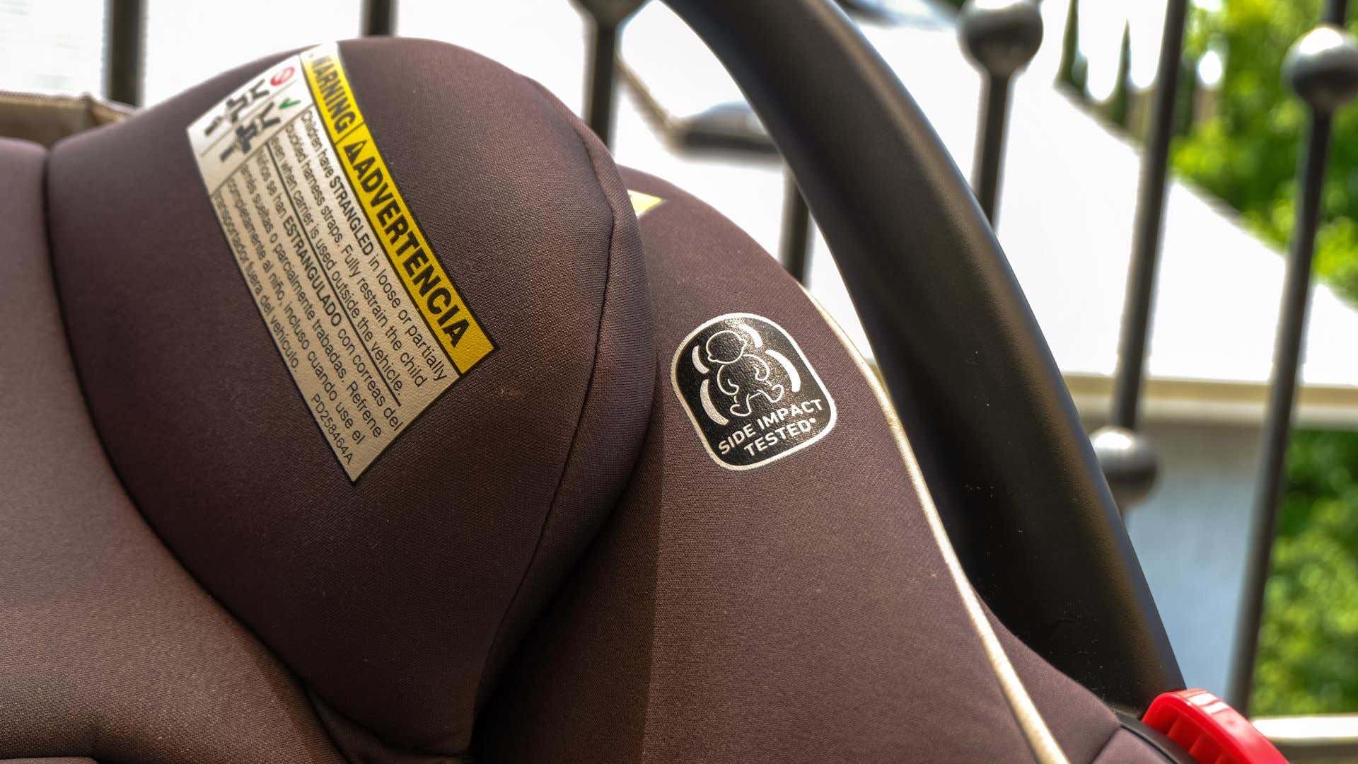 A car seat's side-impact certification label. 汽车座椅侧面碰撞认证标签。
