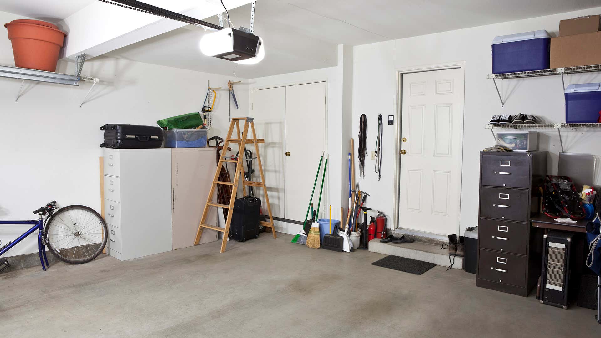 cluttered garage 凌乱的车库