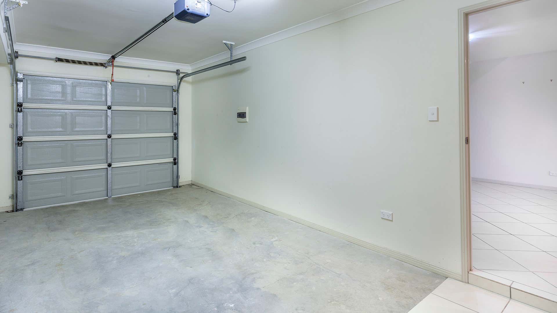 Garage Floor with Cracks 车库楼层裂缝