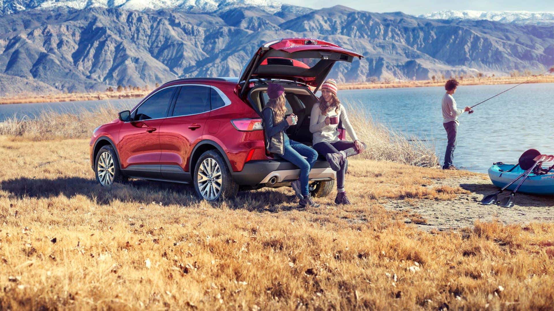 A small encampment with a new Ford Escape. 一个小营地,有一辆新的福特翼虎。