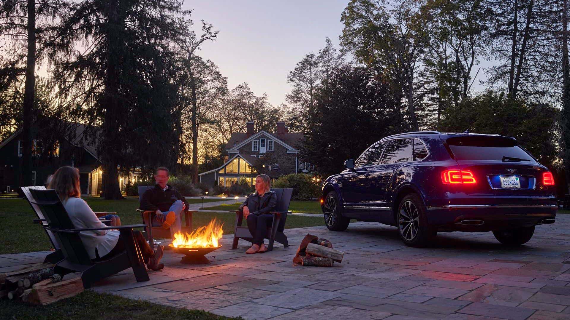 A Bentley Bentayga camping in the backyard. Bentley Bentayga露营在后院。