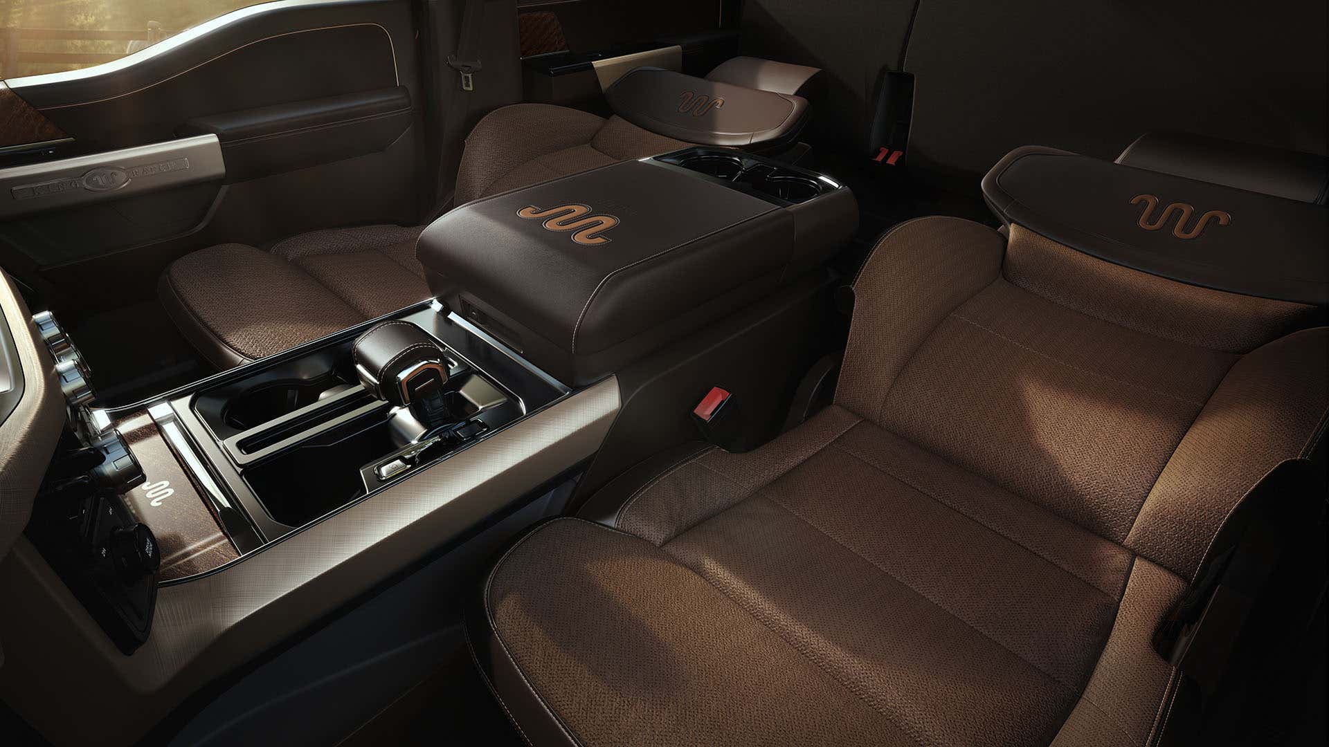 The new 2021 F-150 has front seats that fold flat for sleeping. 新款2021年F-150的前座可以折叠起来睡觉。