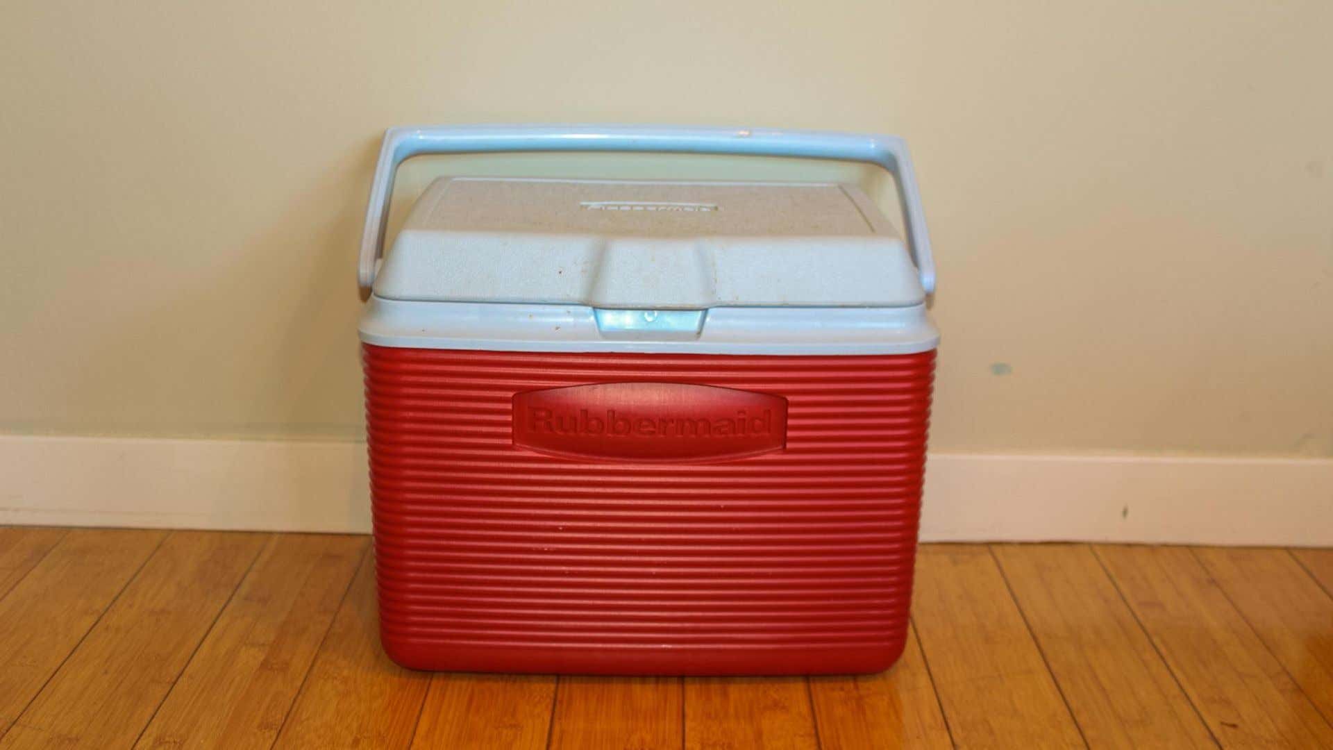 A red rubbermaid cooler. 一个红色的橡胶女仆冷却器。