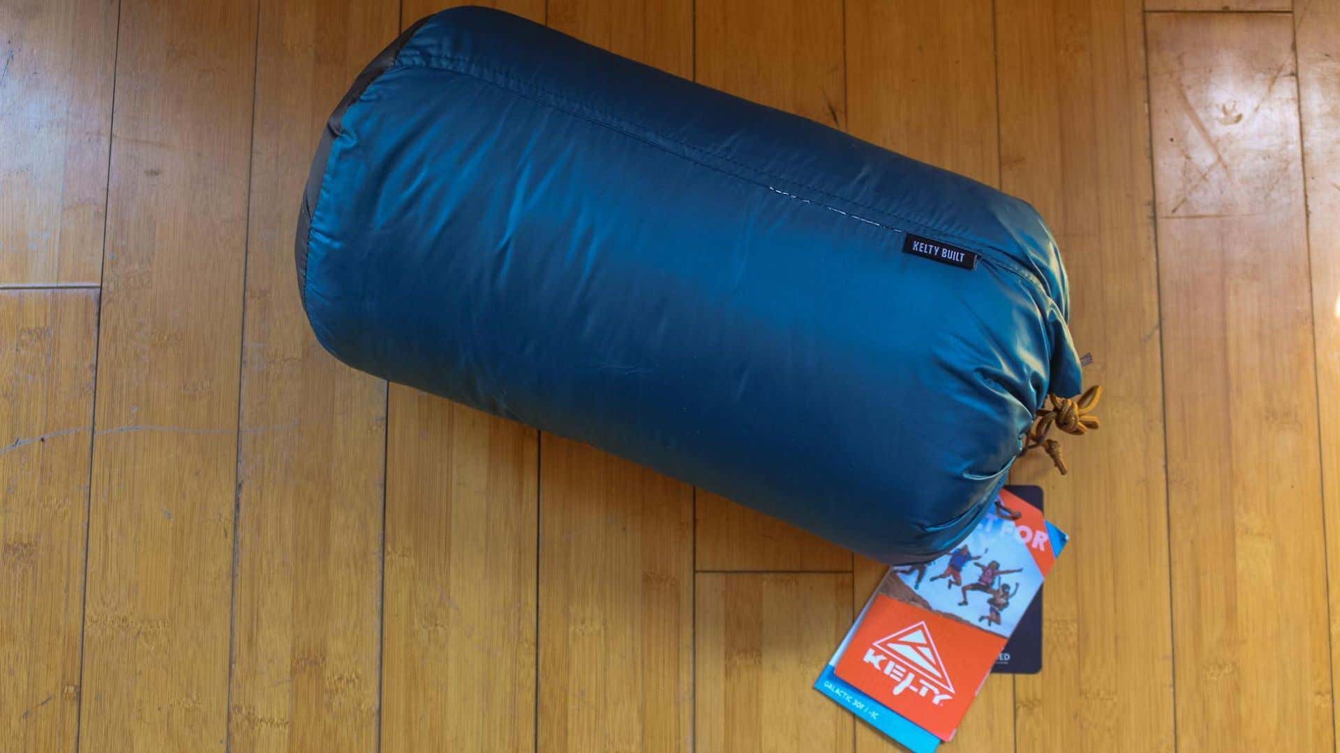 Sleeping bags are an absolute necessity for sleeping in variable climates. 睡袋是在各种气候条件下睡觉的绝对必需品。