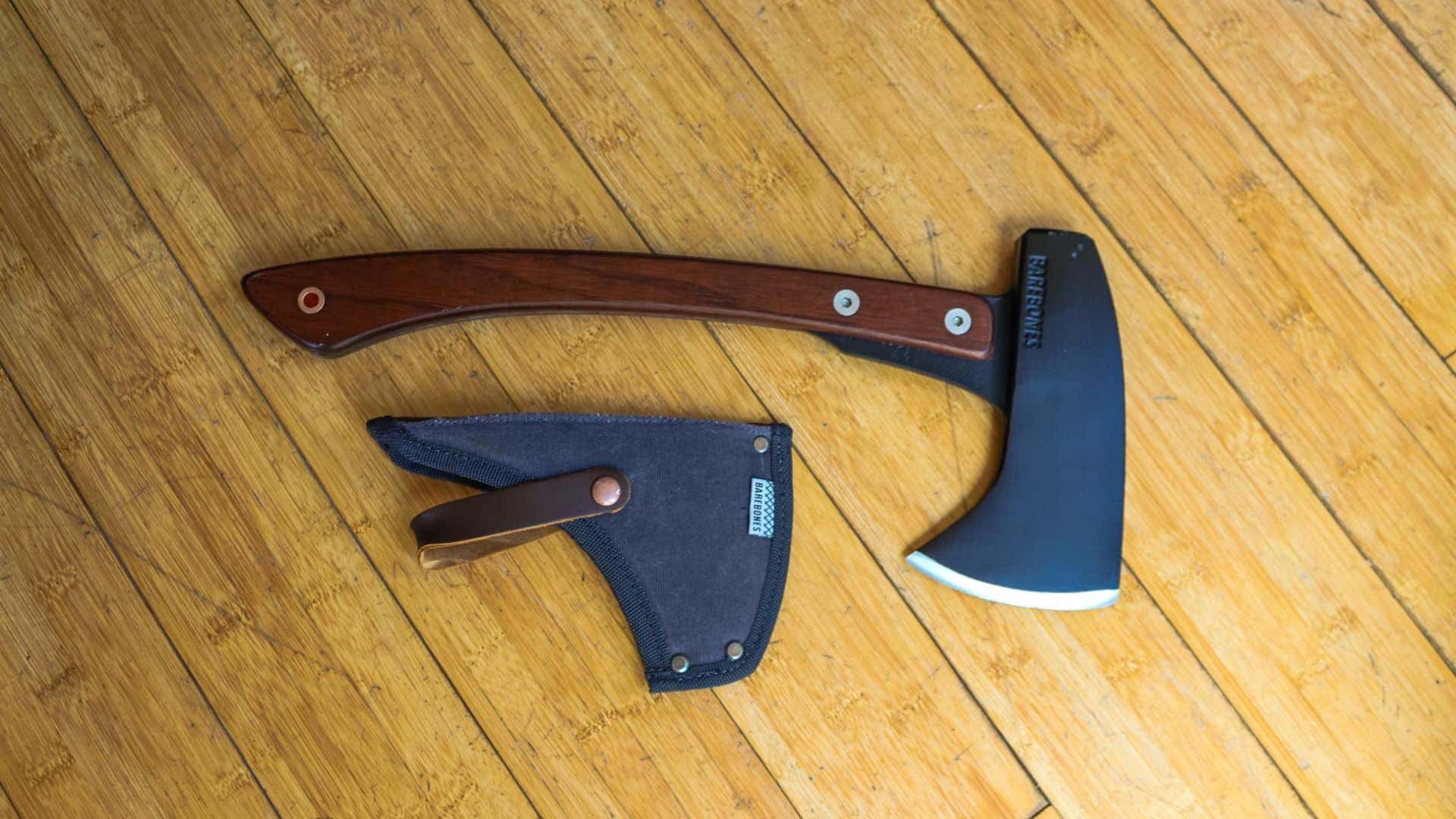 A small hatchet is enough to cut kindling. 一把小斧头就足以砍断引火物。