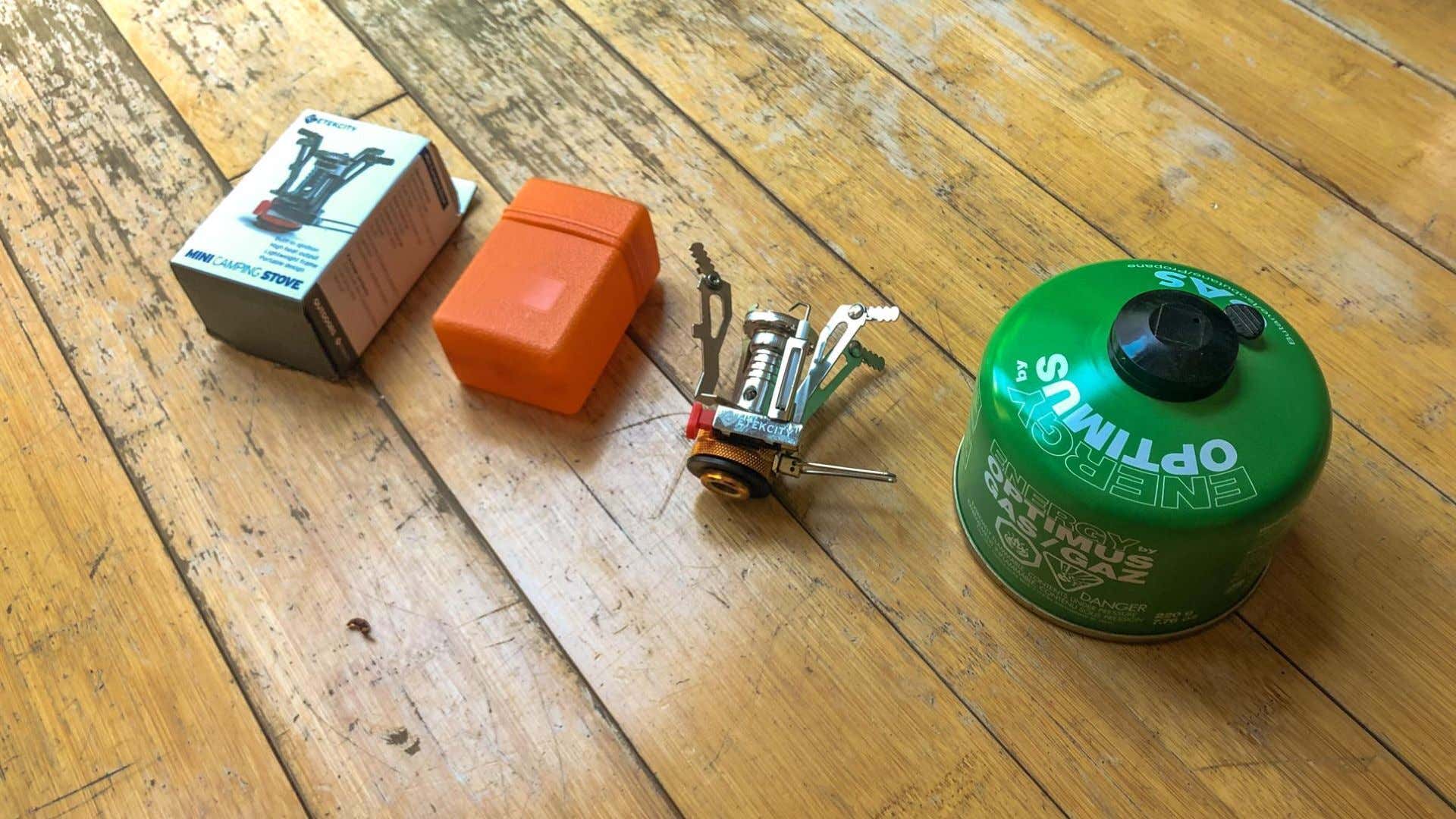 A single-burner backpacking stove is light and easy to pack. 单燃型背包式炉灶轻便易装。