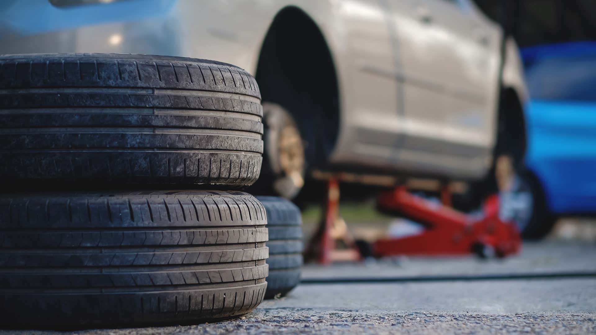 Be sure to use jack stands when rotating tires. 旋转轮胎时,一定要使用千斤顶。